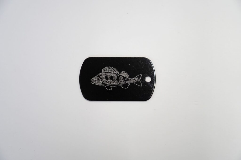 Plakette mit einem gelaserten Fisch