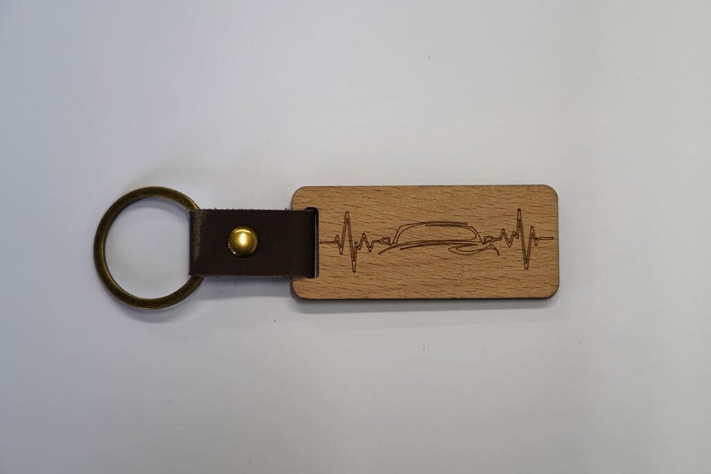 Schlüsselanhänger aus Holz mit Lederband und eingraviertem Auto und Herzfrequenzlinie
